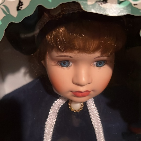 Brand new limited collection LE  CHERI Porcelain doll still in original box - Picture 6 of 7